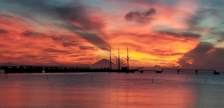 「館山　北条海岸の夕景　富士山をバックに　3本マストの帆船【みらいへ】茶道具　海岸　洋食器　ガラス　ブロンズ　珊瑚　木彫　買取　出張買取　見積無料　市川2-6-14  ☎️047-325-1603  」