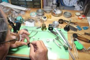 一級時計修理技能士の資格を持つ職人の技。「前川時計店」