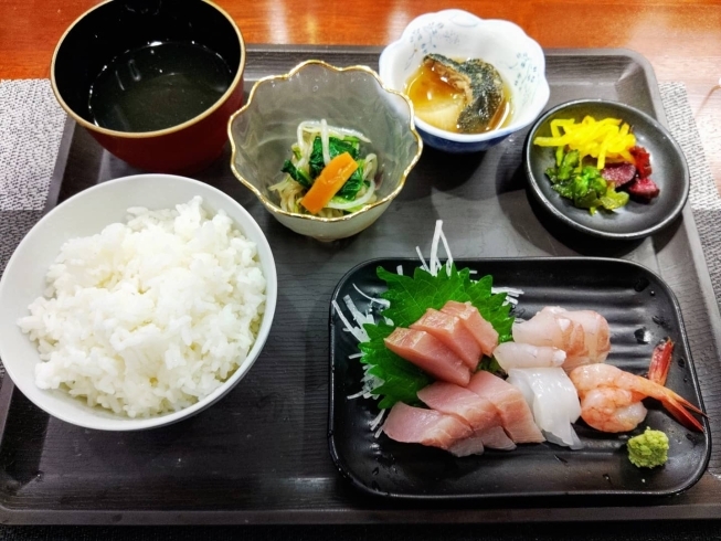 お造りです。「今日は天気は崩れるのか…(笑)【鳥夜ゆうこ、京都市南区、居酒屋、ランチ、地鶏、お刺身 】」