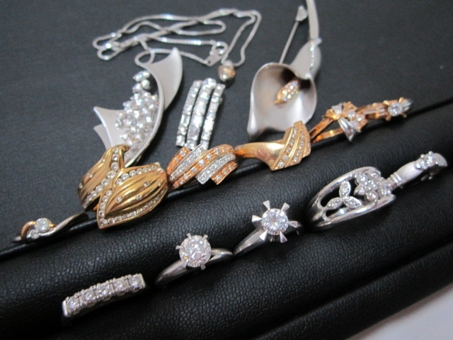 「伊丹市北野からご来店。ダイヤの指輪やネックレスのお買取り！宝石類の高価買取りは、おたからやJR伊丹店まで。」