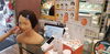 化粧アドバイスドール人形“アツコちゃん”「8月の営業のご案内。新型コロナウイルス感染拡大防止に努めます。眉の描き方やアイカラーの付け方等のメークアドバイスの助っ人“アツコちゃん登場”　〈キレイを応援　洋光台駅直ぐのアットホームな化粧品専門店マヤ化粧品店〉」