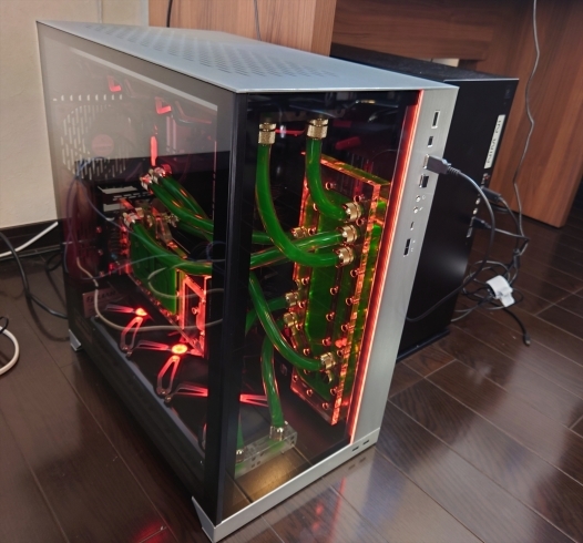 本格水冷パソコン　業務用なので上品な光らせ方に！「3DCGアニメーション制作者様に本格水冷パソコンを納品いたしました」