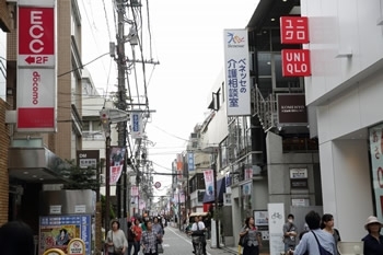 吉祥寺の中道通りを入ってすぐ右手のビル。<br>ユニクロ吉祥寺店のお隣です。