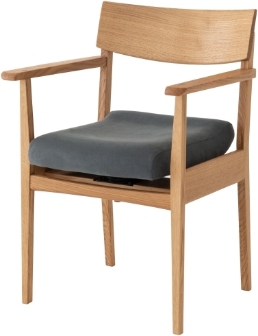 デザインは飛騨らしいスタンダード「腰にやさしい椅子♡」