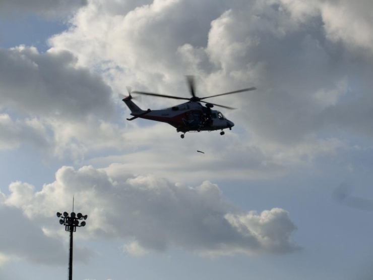 湯崎英彦広島県知事の祝辞メッセージを投函するヘリコプター