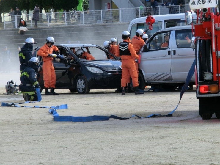 今年の地震災害救助訓練では実物の車を使っての救助訓練が行われました。