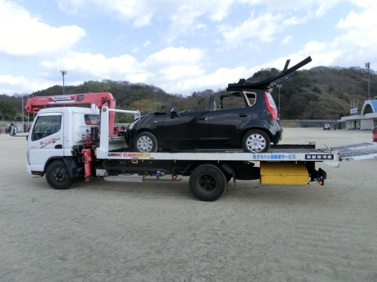 今回訓練で使われた車は、まいぷれ掲載店の「タカハシ自動車サービス」さんに回収されていきました。さすが高橋社長、トータルサポートされていらっしゃいます！！