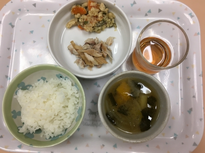 「谷史季保育園　今日の給食とおやつ　8月10日（火）」