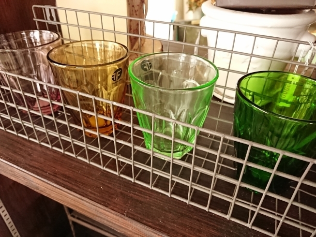 レトロカラーのグラス「レトロなグラスウェア またまた入荷しました。いろんな色があって テンションあがります❗」