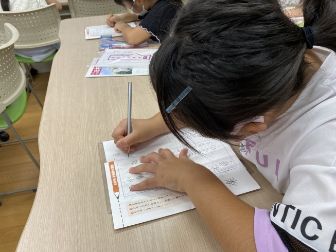 習い事の中で、一番習字が好き‼️「習い事の中で一番習字が好き！　有難いです　習い事たくさんしている四年生　特に小筆で書く名前が上手になりました　墨の量もコントロール出来るようになりました　姉弟で通ってます　上がると嬉しい　四国中央市　日本習字　上手になります　学研教室」
