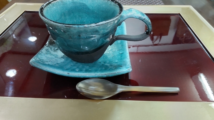 「コーヒー碗皿と水牛の角のスプーン」