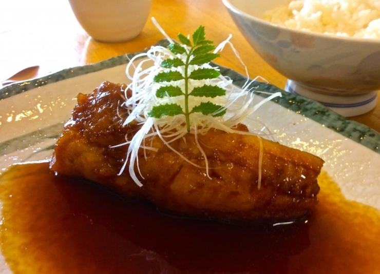 魚のあら炊き膳　１０００円