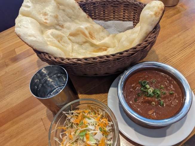 日替わりのチキンとキノコのカレーセット「今日の日替わりカレーはチキンとキノコのカレーです」