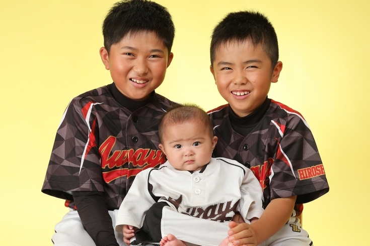 ５ヶ月の妹ちゃんとお兄ちゃん達「野球のユニフォームの兄弟⭐︎赤ちゃんの記念写真⭐︎」
