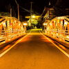 夜の温泉街