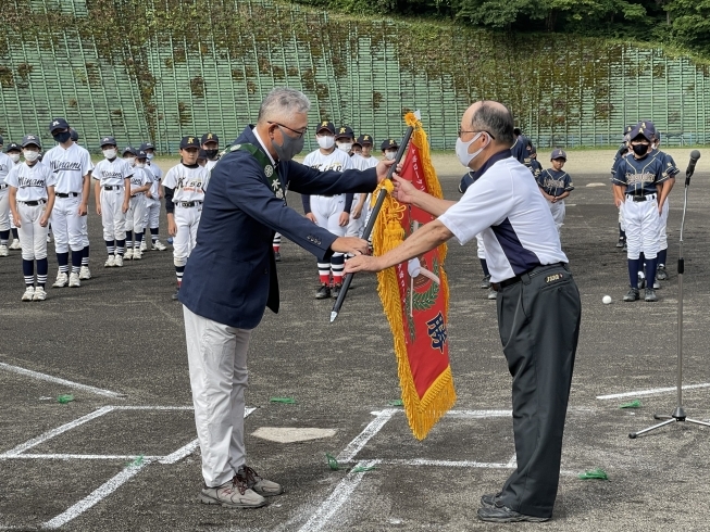 木曽RC山本会長より大会長へ優勝旗贈呈「未来ある子供たちの大活躍できる場をご提供！」