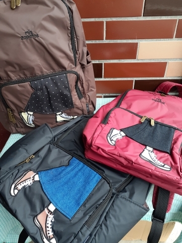 前ポケットはそれぞれデザイン違い「[福島駅近　靴とバッグのフタキ]秋の新商品」