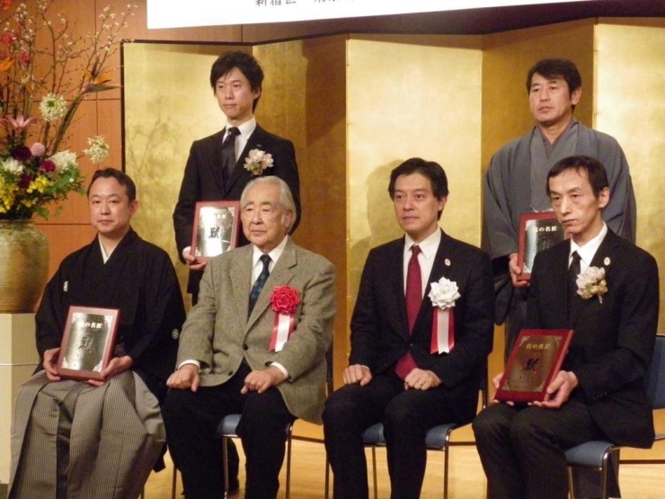 新宿ものづくりマイスター認定審査委員長の平野氏、吉住区長との記念撮影では、皆さん緊張の面持ちです。