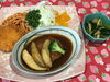 「本日の日替わりランチは　煮込み風ハンバーグとチーズコロッケです。」