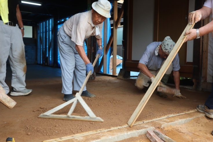 三和土作業の様子「《髙世建築二級設計事務所》さんの【古民家改築作業レポート】その2」