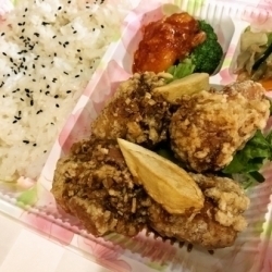 唐揚げ弁当  756円(税込)「あつあつの唐揚げ、麻婆豆腐、春巻きが人気です！」