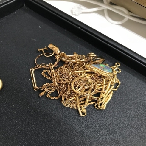 遺品整理にて金のアクセサリーを買取「札幌市で金のアクセサリー・18金を売ったり遺品整理・生前整理の不用品処分をするなら「買取専門店 くらや 札幌西店」へ！」