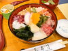 「テイクアウトもOK！新鮮な魚介類の真ん中に生たまごが入った 『まかない丼』を美味しく頂きました！街のお寿司屋『和食 玉寿司（たまずし）』さん（東新小岩）」