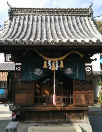 胡堂（恵比須社）石畳の通りの突き当たりに位置しており、町並み保存地区の雰囲気を高めています。