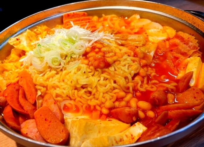 「韓国料理とん家゛です。ディナーメニューのおすすめ『プデチゲ』。」