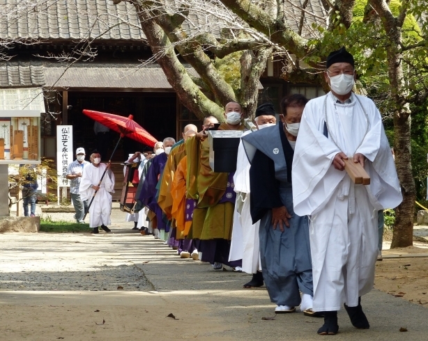 常行三昧会　末日の籠行列「【西蓮寺】　7日7夜、堂内に読経が響く『常行三昧会（じょうぎょうざんまいえ）』」