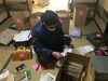 本の間やポケットまで大切なものを見つけます「遺品整理はいつ始める？手順は？そんなお悩みにプロがお答えします！」