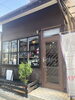 東から見た店舗。「お店の外観・アクセス・店内紹介！岡山かばんへようこそ」