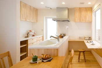 オリジナルキッチンは、形や素材を自由に組み合わせられます「株式会社山下ホーム」