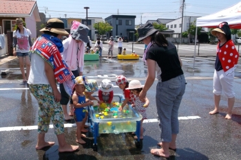 「今日も暑いね」
年齢にあったプール・水遊びが楽しめます。「常盤台子育て支援センター「ぶーふーうー」」