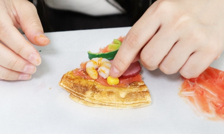 カットピザ制作中「新着コース！ 食品サンプル制作体験【新潟のオススメ体験・アクティビティ】」