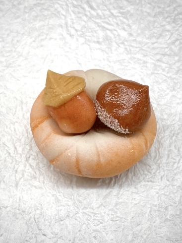「秋の実」練切製「秋の上生菓子出来てます(*^▽^*)」