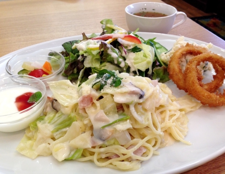 ワンプレートパスタランチ　（コーヒー付）900円（税込）<br>キャベツとベーコンのもちもち生パスタ、サラダ、ポテトサラダ、オニオンリング、ピクルス、デザートヨーグルト<br><br>