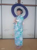 和傘持ちポーズ「初めての浴衣体験、和室でスナップ写真を」