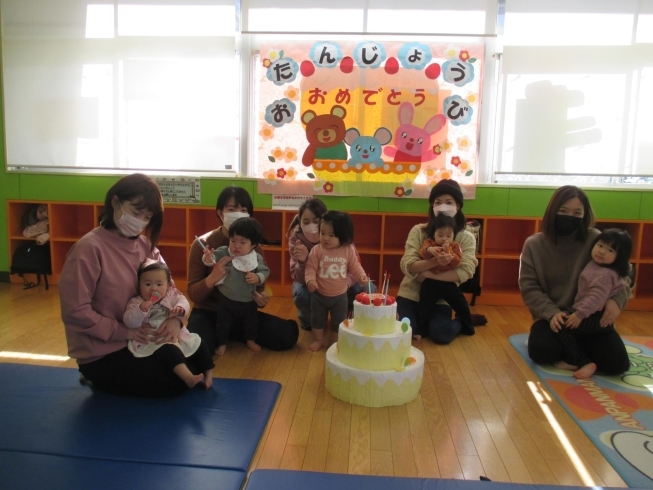 ケーキの前でみんなで写真撮りましたよ♪「今日はお誕生日会がありました。」