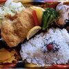 「明日の日替り弁当は鶏のパン粉焼き」