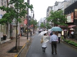 とある日曜日の神楽坂通り。歩行者天国で雨にも関わらずかなりの人出が。