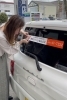 慎重にステッカー貼り「新しい社用車増えました♪」