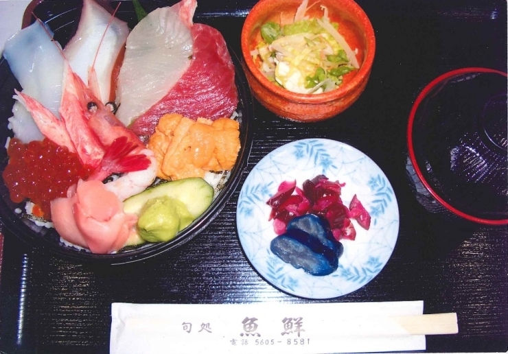 今日は頼みませんでしたが【一番人気】の『海鮮丼』1000円<br>豪華ですねー！！