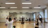 座って、手の使い方、表現の練習。「月曜日10:20- ママさん生徒さん募集中！」