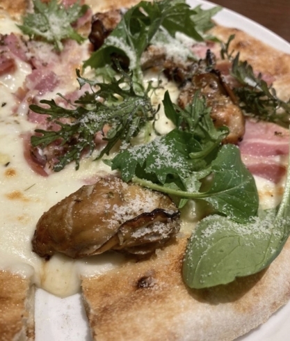 「冬のディナー限定裏メニュー【広島県産スモーク牡蠣とベーコンの白いピザ】」