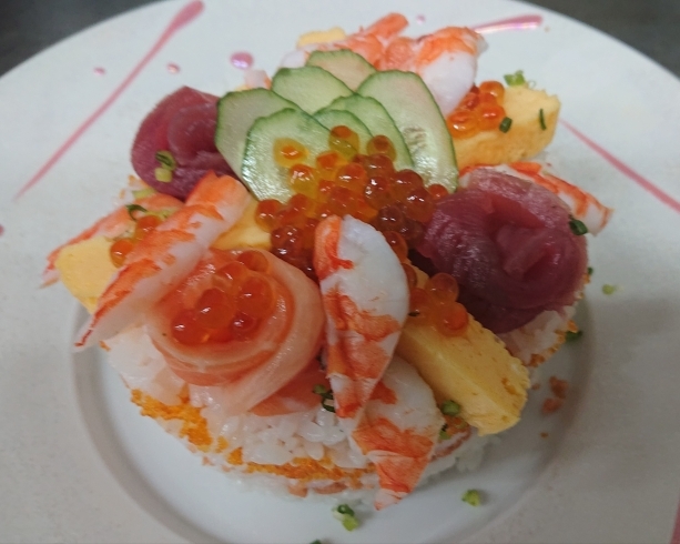 今日、記念日のお客様に、特別の寿司ケーキ！！「23日(火)  勤労感謝の日は営業します！！」