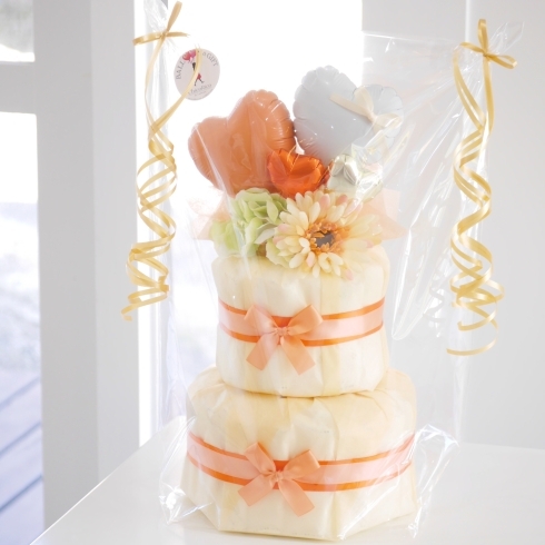 出産祝いギフトにオレンジのおむつケーキをプレゼント「【新作おむつケーキ】優しいコーラルやオレンジ色が優しそうだけど元気が出そうなオムツケーキ 出雲市姫原 バルーン おむつケーキ 誕生日 飾り付け」