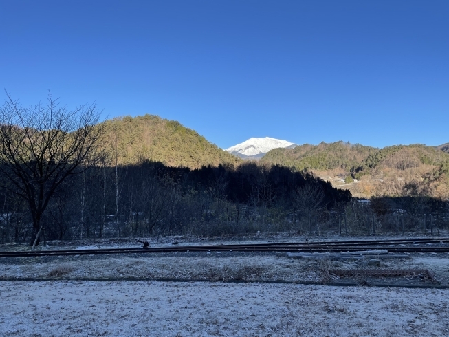 朝の霜と松原スポーツ公園から御嶽山「今シーズン、本日11月28日、林鉄バイクの運行最終日です。」