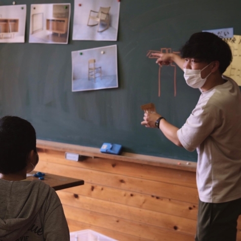 最初に家具の仕組みやつくりを説明しました「【上松町】小学生と木工体験授業！【地域おこし協力隊】」