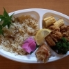 「明日の日替り弁当は鶏飯と唐揚げ」